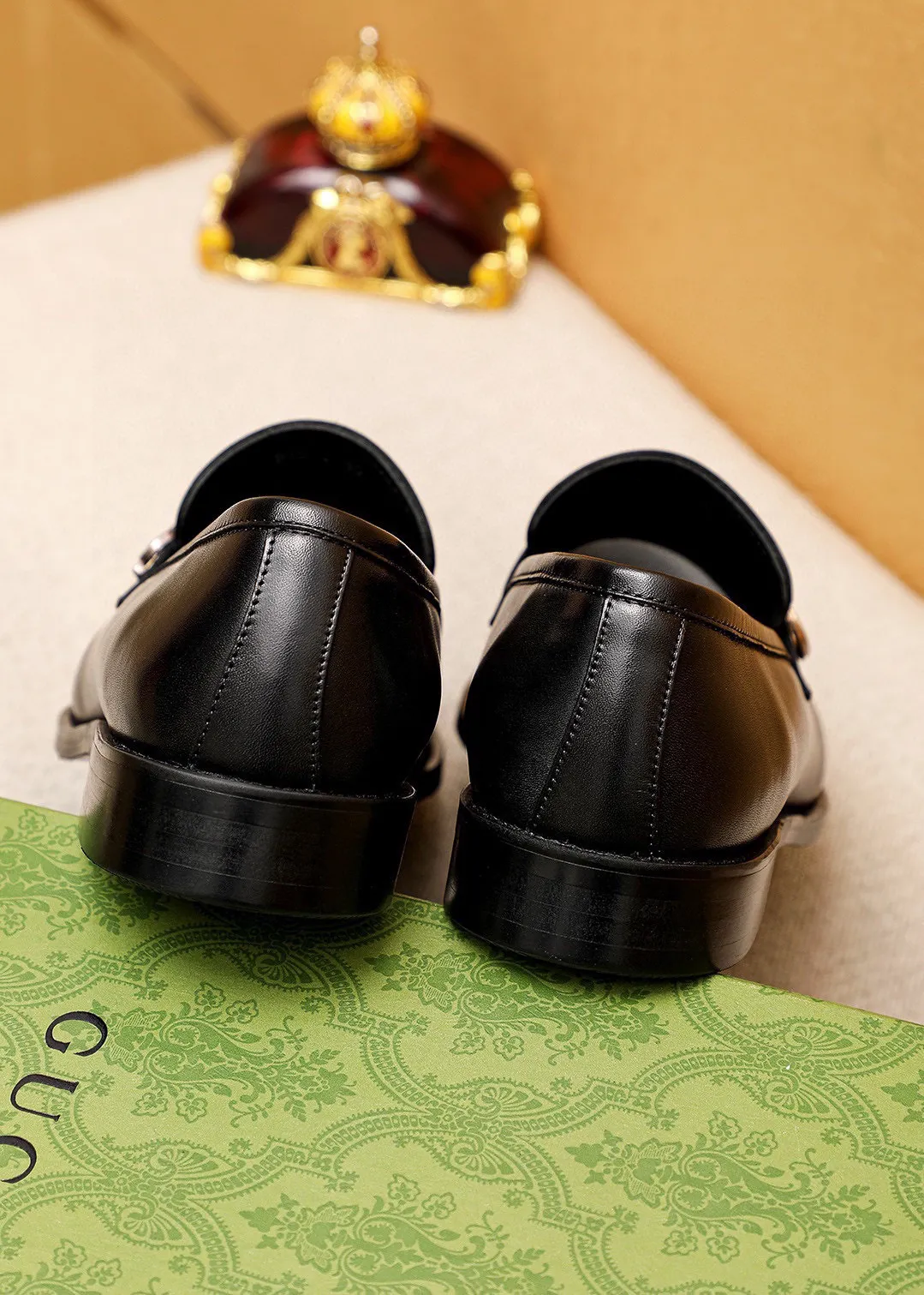 Men's shoes 💰400 💐 Product trademark: GUCCI "Gucci" casual leather shoes Regular size: 39-44 (38.45.46🉑️Customized) Product materials: Selected imported first-layer calfskin upper + luxury hardware buckle, imported 🐑 sheepskin lining. Strong three-dimensional visual effect, combined outsole Color: 2⃣️colors available